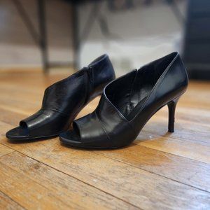 Nine West Peeptoe Pumps with zip closure, Size 6.5M